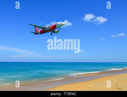 Phuket, Thailand - Apr 4, 2019. Thai AirAsia HS-ABQ (Airbus A320) Landung über dem Sandstrand in der Nähe von Flughafen Phuket (HKT). Stockfoto