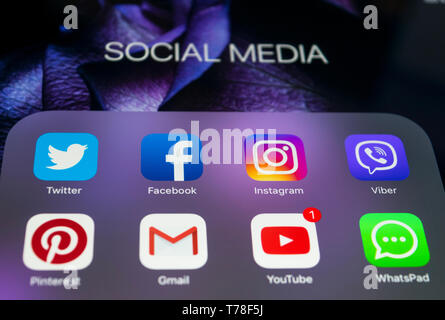 Sankt-Petersburg, Russland, Oktober, 2 2017: Apple iPad Pro mit Icons von Social Media auf dem Bildschirm. Tablet Computer life style. Starten social media App. Stockfoto