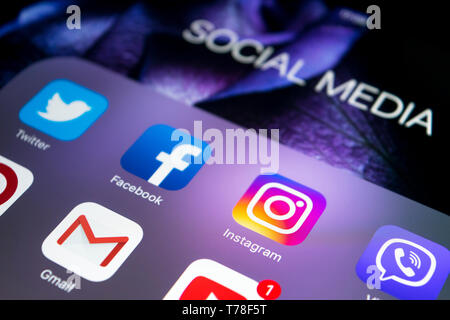 Sankt-Petersburg, Russland, Oktober, 2 2017: Apple iPad Pro mit Icons von Social Media auf dem Bildschirm. Tablet Computer life style. Starten social media App. Stockfoto