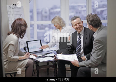 Erfahrene Mitarbeiter diskutieren Probleme im Büro. Das Konzept der Teamarbeit Stockfoto