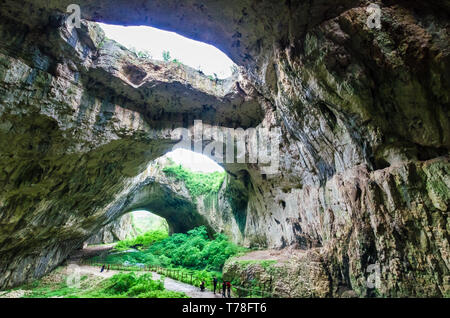 Devetashka Höhle, in der Nähe von Lowetsch, Bulgarien. Devetashka ist einer der grössten Karsthöhle in Osteuropa Stockfoto