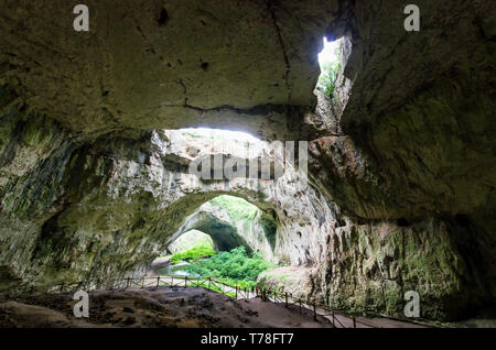 Devetashka Höhle, in der Nähe von Lowetsch, Bulgarien. Devetashka ist einer der grössten Karsthöhle in Osteuropa Stockfoto