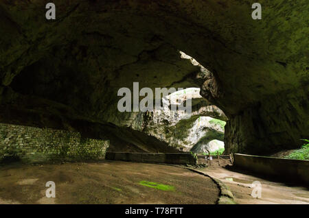 Devetashka Höhle, in der Nähe von Lowetsch, Bulgarien. Devetashka ist einer der grössten Karsthöhle in Osteuropa Stockfoto