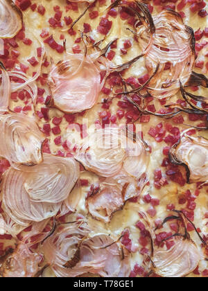 Bild der traditionellen Tarte flambee mit Creme fraiche, Käse, Zwiebeln und Speck. Von oben nach unten anzeigen, Flach, in der Nähe Stockfoto
