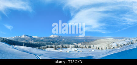 Hochauflösende stitch Bild. Morgen winter ruhig Bergpanorama mit Schuppen Gruppe und ridge Berg hinter, Karpaten, Ukraine Stockfoto