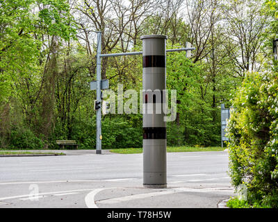 Bild der neue radar Falle oder Speed Trap (deutsch) in deutscher Sprache Radarfalle Stadtverkehr, isoliert Stockfoto