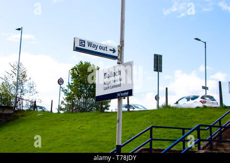 Das ScotRail-Bahnsteig-Schild am Bahnhof Balloch und dass Sie nach Loch Lomond aussteigen können. Ein Schild zeigt auf einen der Ausgänge der Station Stockfoto