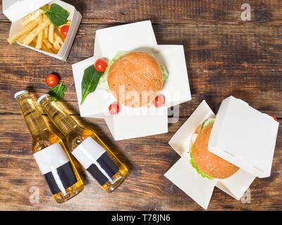 Essen für zwei. Snack für Zwei. Burger und Bier. Draufsicht auf Burger. Stockfoto