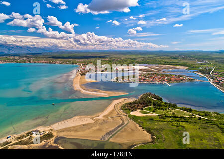 Historische Altstadt von Nin Laguna und Strand Sandbänke Luftaufnahme, Ravni Kotari Hintergrund, Dalmatien Region von Kroatien Stockfoto