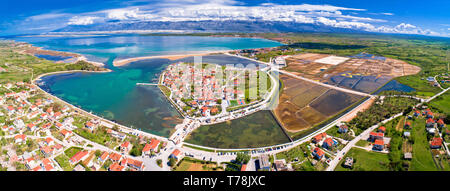 Historische Altstadt von Nin Laguna und Salz Felder Antenne Panoramaaussicht, Dalmatien Region von Kroatien Stockfoto