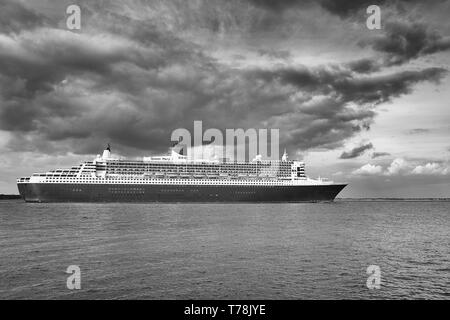 Moody Black and White Photo The Cunard Line Transatlantic Ocean Liner, RMS QUEEN MARY 2, unterwegs vom Hafen von Southampton nach New York Stockfoto