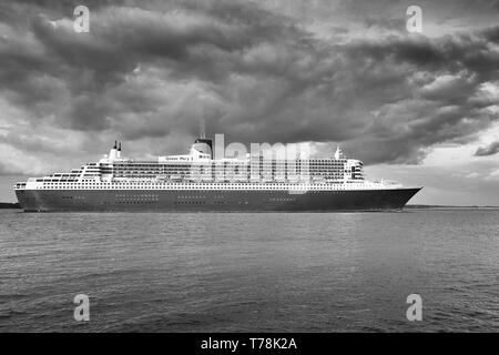 Moody Schwarz-weiß-Foto der Cunard Line Transatlantic Ocean Liner, RMS QUEEN MARY 2, unterwegs vom Hafen von Southampton nach New York Stockfoto