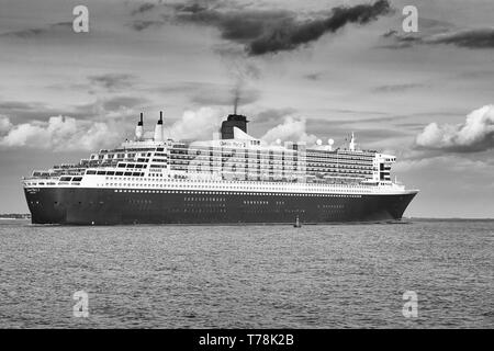 Schwarz-weiß-Foto The Cunard Line, Ocean Liner, RMS QUEEN MARY 2, unterwegs vom Hafen von Southampton, in Richtung New York, 28. April 2019. Stockfoto