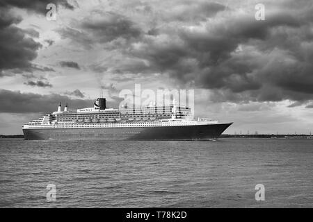 Moody Schwarz-weiß-Foto der Cunard Line Transatlantic Ocean Liner, RMS QUEEN MARY 2, Segel aus Southampton, nach New York Stockfoto