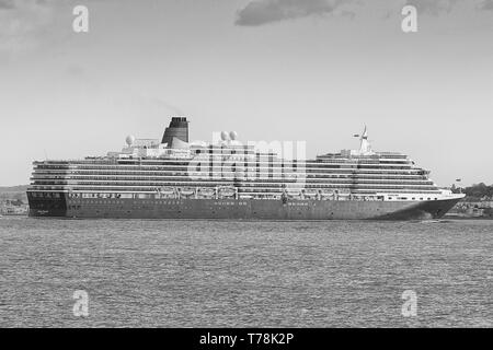 Schwarz-weiß-Foto der Cunard Line, MS QUEEN VICTORIA, unterwegs im Deep Water Channel, als sie aus Southampton nach Hamburg segelt. Stockfoto