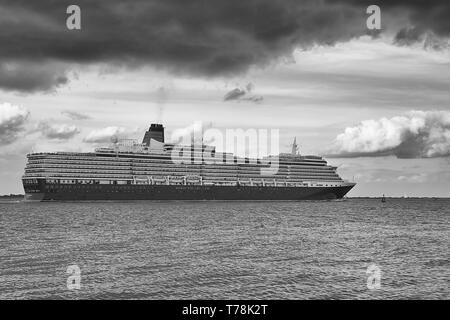 Moody Black and White Photo of the Cunard Line, MS QUEEN VICTORIA, dringt in den Deep Water Channel ein, als sie aus Southampton nach Hamburg segelt Stockfoto