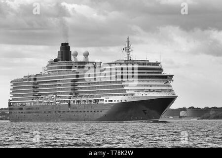Nahaufnahme Schwarz-weiß-Foto der Majestic, Cunard Line, MS QUEEN VICTORIA, vorbei an Calshot Spit, als sie aus Southampton nach Hamburg segelt Stockfoto