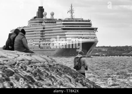 Zuschauer verfolgen die majestätische, Cunard Line, MS QUEEN VICTORIA, aus Calshot Spit, wie Sie Segel aus Southampton für Hamburg. 28. April 2019. Stockfoto