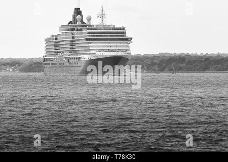 Schwarz-weiß-Foto von der Cunard-Linie, Kreuzfahrtschiff, MS Queen Victoria, unterwegs bei Abfahrt von Southampton, Destination, Hamburg, 28. April 2019. Stockfoto