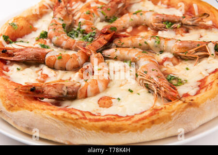 Ganze Pizza mit Meeresfrüchten mit grossen Garnelen Nahaufnahme Stockfoto