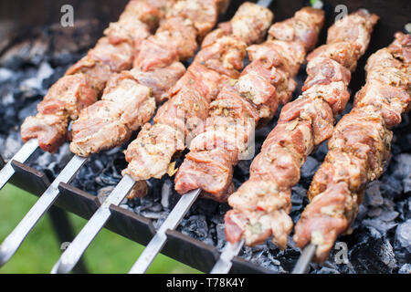 BBQ frisches Schweinefleisch Schnitte hacken. Traditionelle östliche Gericht Shish Kebab. Sommer Picknick in der Natur Stockfoto