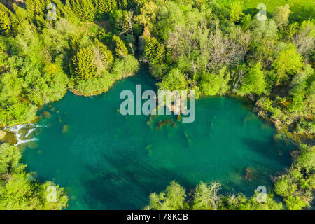 Luftbild des Schönen geheimen Teich auf mreznica Fluss in Kroatien, Natur Landschaft Stockfoto