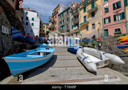 Auf der Suche nach zwischen Boote am Hafen Helling in Riomaggiore Dorf in Cinque Terre Stockfoto