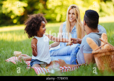 Glückliche Familie Spaß Zeit mit Picknick Stockfoto