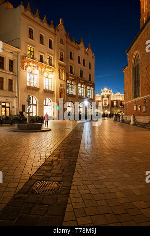 Altstadt in Krakau bei Nacht in Polen, Kopfsteinpflaster Mariacki Platz mit Jugendstil Czynciel House, historischen Innenstadt. Stockfoto