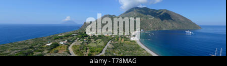 Panoramablick auf die Insel Filicudi Äolischen, Sizilien, Italien Stockfoto