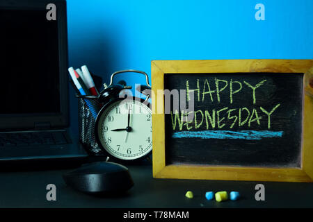 Happy Wednesday Planung auf dem Hintergrund des Arbeitskreises mit Bürobedarf. Business Konzept Planung auf blauem Hintergrund Stockfoto