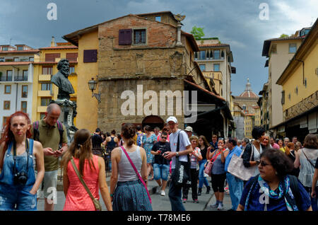 Die Masse in der Nähe der Büste von Benvenuto Cellini auf einem langen Ponte Vecchio in Florenz (Firenze), Italien Stockfoto