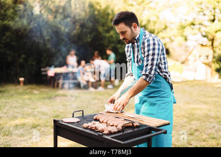 Stattliche männliche bereitet Grill in einem Wald Stockfoto