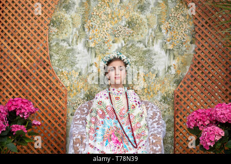 Madrid, Spanien. 5 Mai, 2019. Porträt des 'Maya' Leire trägt eine Tiara aus Blumen, eine Manilla Schal und ein Perlen Halskette. Stockfoto