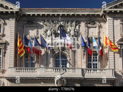 Flaggen der Europäischen Union an der Fassade des Rathauses von Marseille, Frankreich Stockfoto