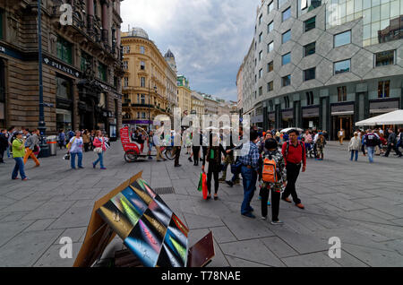 Touristen gehen um eine lebendige Altstadt Stephansplatz in Wien, Österreich Stockfoto