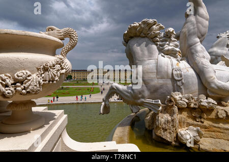 Der Blick Richtung Schönbrunn und Gärten zwischen von Skulpturen in der Neptun Brunnen, von Wilhelm Beyer - Wien, Österreich Stockfoto