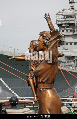 Skulptur von Frau von Sailor bei Lazar Serebryakov Damm in Noworossijsk. Die Region Krasnodar. Russland Stockfoto