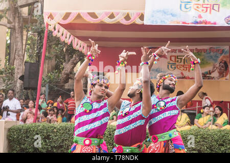 Feder, Festival, drei, männlich, Tänzer, in der Gruppe, willkommen, Frühling, Golf Green Park, Kolkata, Indien. Stockfoto