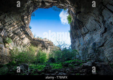 Prohodna Höhle, Bulgarien. Es ist in den Augen Gottes heutige. In der Nähe von Karlukovo Dorf Stockfoto