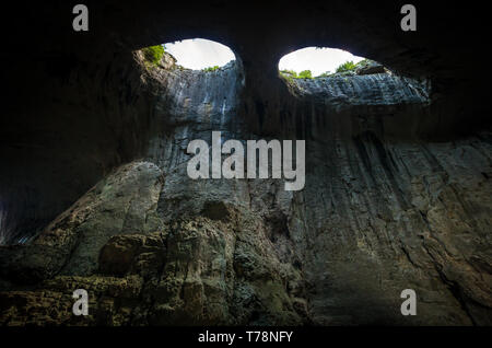 Prohodna Höhle, Bulgarien. Es ist in den Augen Gottes heutige. In der Nähe von Karlukovo Dorf Stockfoto