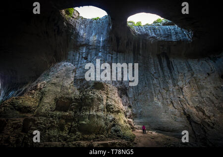 Prohodna Höhle, Bulgarien. Es ist in den Augen Gottes heutige. In der Nähe von Karlukovo Dorf Stockfoto