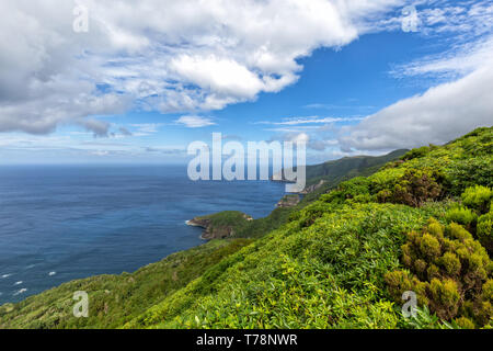 Wunderschöne Küste im Süden von Ponta Delgada auf der Insel Flores der Azoren. Stockfoto