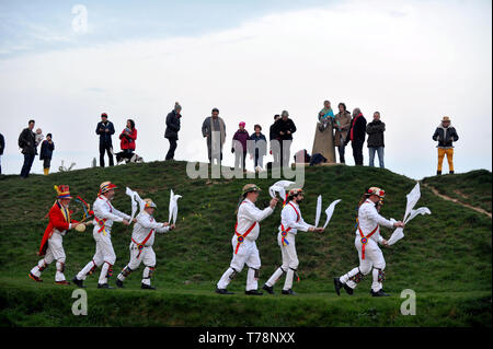 Mai Tag Sonnenaufgang mit einzigartigen Bräuche mit heidnischen Wurzeln zurück in die dunklen Zeiten gehen, gekennzeichnet. Morris Dancers auf Rundumleuchte, Painswick Gloucestershire Stockfoto