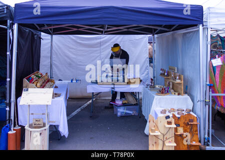 Handwerker der Umwandlung von Holz auf einer Drehmaschine zu einem freien Markt. Stockfoto