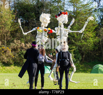 Junge Frauen tanzen als riesige mannequin Skelette zu einem Jazz Festival Stockfoto