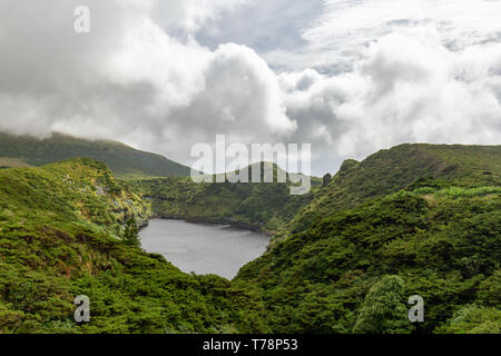 Die Lagoa Comprida Crater Lake auf der Insel Flores der Azoren. Stockfoto