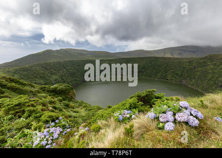 Logoa Funda oder Caldeira Negra, ein gigantischer Krater See in Flores, Portugal. Stockfoto