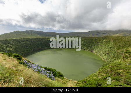 Schöne Weitwinkelansicht Caldeira Negra auf Flores Insel der Azoren. Stockfoto