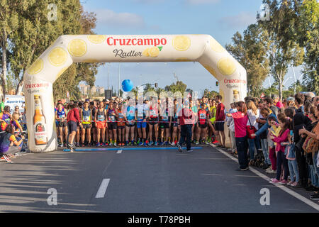 Huelva, Spanien - 5. Mai 2019: Läufern an den Start des Huelva solidarischen 10K laufen auf Mai 2019. Die ersten 10 K Rennen in Huelva gehalten Stockfoto